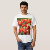 Grosses Feld roter Tulpen T-Shirt (Vorne ganz)