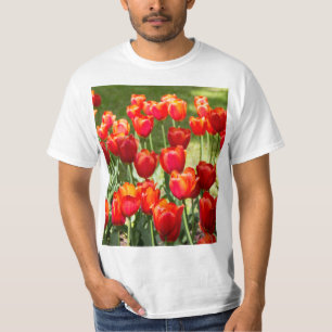 Grosses Feld roter Tulpen T-Shirt