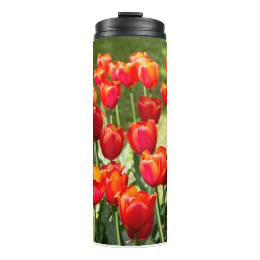 Grosses Feld roter Tulpen Thermosbecher (Vorderseite)