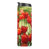 Grosses Feld roter Tulpen Thermosbecher (Nach rechts gedreht)