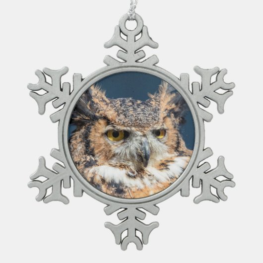 Großes Horned Owl Portrait Schneeflocken Zinn-Ornament (Vorderseite)
