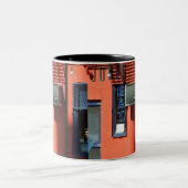 GROSSES JONES-CAFÉ, East Village, NYC Zweifarbige Tasse (Mittel)