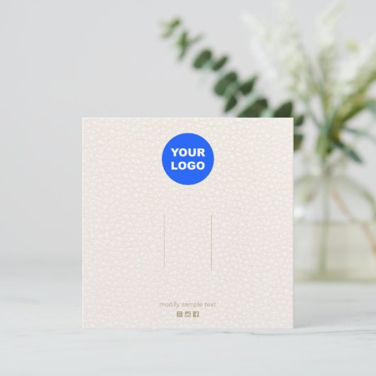 Großes Logo-Lederklappendisplay Einladung (Stehend Vorderseite)