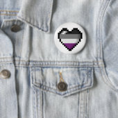 Großes Pixel-Herzdesign im asexuellen Stolperfeld Button (Beispiel)