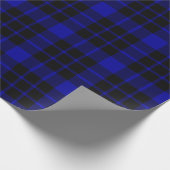 Großes schwarzes und blaues kariertes geschenkpapier (Ecke)