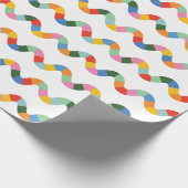 Grossfarbener Regenbogen-Karo Wavy Strip Pattern Geschenkpapier (Ecke)