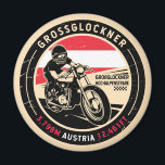 Großglockner | Österreich | Motorrad Magnet<br><div class="desc">Großglockner in einem Vintagen,  bedrückten Stilemblem. Es ist ein landschaftlicher Berg durch die österreichischen Alpen in Österreich.</div>