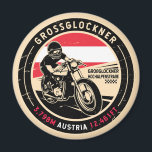 Großglockner | Österreich | Motorrad Magnet<br><div class="desc">Großglockner in einem Vintagen,  bedrückten Stilemblem. Es ist ein landschaftlicher Berg durch die österreichischen Alpen in Österreich.</div>