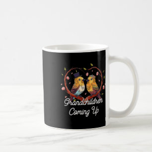 Großkinder, die die Mutter der Braut Weddin aufzie Kaffeetasse