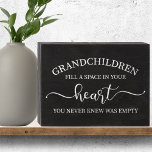 Großkinder füllen einen Raum im Herzen Holzkisten Schild<br><div class="desc">Dieses Zeichen im Chalkboard-Stil ist einfach herzerwärmend! Das Design umfasst urheberrechtlich geschütztes Material von Cricut.</div>