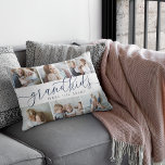 Großkinder machen das Leben großartig | 6 FotoColl Dekokissen<br><div class="desc">Schenken Sie einem geliebten Oma oder Großvater ein Geschenk mit diesem wunderschönen Foto-Kollage-Akzent Kissen. "Großkinder machen das Leben großartig" erscheint in der Mitte in marineblau-graue Kalligraphieschrift. Passen Sie sich mit sechs Fotos ihrer Enkel an. Die Rückseite weist breite,  hellneutrale,  graue und weiße Streifen auf.</div>
