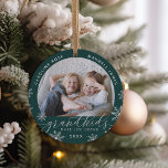 Großkinder machen Life Grand Foto Keramik Ornament<br><div class="desc">Mit diesem wunderschönen Foto-Ornament aus der Keramik kreieren Sie ein süßes Geschenk für eine geliebte Oma oder einen Großvater. "Großkinder machen das Leben groß" erscheint am unteren Ende mit weißen Schneeflockenakzenten. Personalisieren Sie sich mit dem Jahr darunter, und die Enkelkinder-Namen kurbeln über die Spitze. Fügen Sie der Rückseite ein zweites...</div>