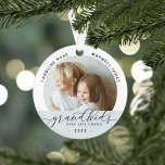 Großkinder machen Life Grand Foto Ornament<br><div class="desc">Schenken Sie eine süße Gabe für eine geliebte Oma oder einen Großvater mit diesem wunderschönen Foto. "Enkelkinder machen das Leben groß" erscheint am unteren Ende,  das Jahr darunter,  und die Namen der Enkel kurbeln über die Spitze. Fügen Sie der Rückseite ein zweites Foto hinzu.</div>