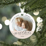 Großkinder machen Life Grand Foto Ornament<br><div class="desc">Schenken Sie eine süße Gabe für eine geliebte Oma oder einen Großvater mit diesem wunderschönen Foto. "Enkelkinder machen das Leben groß" erscheint am unteren Ende,  das Jahr darunter,  und die Namen der Enkel kurbeln über die Spitze. Fügen Sie der Rückseite ein zweites Foto hinzu.</div>