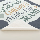 Großkinder mit Handschrift machen lebensgroßes Zit Sherpadecke (3/4)