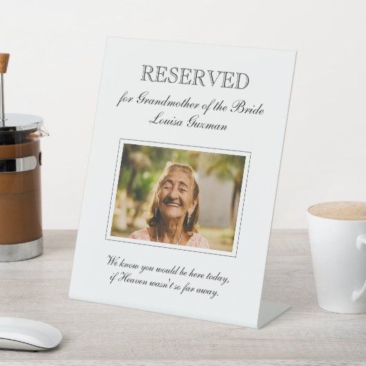 Großmutter der Gedenkfeier zum Foto Sockelschild (In SItu)