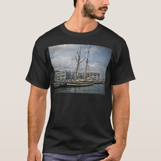Großschiff in Halifax T-Shirt (Vorderseite)