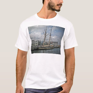 Großschiff in Halifax T-Shirt