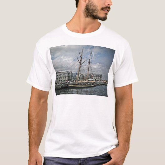 Großschiff in Halifax T-Shirt (Vorderseite)