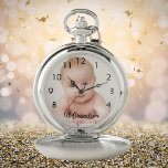 Großvater Großmutter, Baby Foto Taschenuhr<br><div class="desc">Ein Geschenk oder Beibehaltung eines Neugeborenen,  Großväter,  Großvaters ersten Enkel. Vorlage für Ihr eigenes Foto. Schwarze Buchstaben und der Text: 1. Grandson. Moderne handgeschriebene Stilschrift. Schwarze Uhrennummern von 8 bis 4.</div>