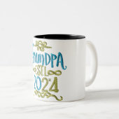 Großvater im Jahr 2024, befördert zu Opa Est. 2024 Zweifarbige Tasse (VorderseiteRechts)