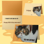 Grouchy Grumpy Cat Exotic Persian Funny Birthday Karte<br><div class="desc">Für deinen Geburtstag dachte diese nicht so fröhliche exotische kurz-haarige Perserkatze auf dieser lustigen fotografischen Geburtstagskarte, dass er Lächeln versuchen würde. Diese grausame Katze wird sicher jedem ein Lächeln auf das Gesicht legen, egal ob Geburtstagswunsch oder einfach nur ein alltäglicher Hallo. Diese weiße schwarz-braune Feline hat "Cattitude". Der gesamte Text...</div>