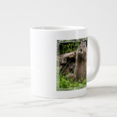 Ground Hog Munching auf einer Blume Jumbo-Tasse (Vorderseite Rechts)