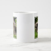 Ground Hog Munching auf einer Blume Jumbo-Tasse (Vorderseite)