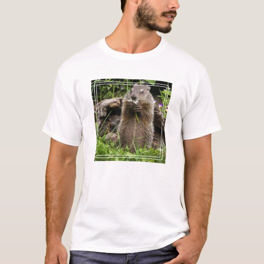 Ground Hog Munching auf einer Blume T-Shirt (Vorderseite)