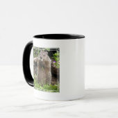 Ground Hog Munching auf einer Blume Tasse (Vorderseite Links)