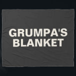 Grumpa | Funny Gag Geschenk für Grumpy Opa Fleecedecke<br><div class="desc">Mit dieser personalisierten Fleecedecke mit kühlem, spielerischem Typografie auf klassischem schwarzem Hintergrund verleihen Sie Grumpa Komfort. Ideal für gemütliche Abende oder einfach nur auf der Couch seinen Lieblingsplatz zu beanspruchen, ist diese Decke praktisch und herzlich zugleich. Ob zum Vatertag, zum Geburtstag, oder einfach nur, dieses lustige und nachdenkliche Design wird...</div>