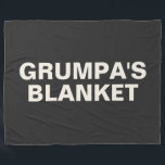 Grumpa | Funny Gag Geschenk für Grumpy Opa Fleecedecke<br><div class="desc">Mit dieser personalisierten Fleecedecke mit kühlem, spielerischem Typografie auf klassischem schwarzem Hintergrund verleihen Sie Grumpa Komfort. Ideal für gemütliche Abende oder einfach nur auf der Couch seinen Lieblingsplatz zu beanspruchen, ist diese Decke praktisch und herzlich zugleich. Ob zum Vatertag, zum Geburtstag, oder einfach nur, dieses lustige und nachdenkliche Design wird...</div>