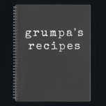 Grumpa | Funny Grumpy Grandpa Schwarz-weißes Rezep Notizblock<br><div class="desc">Ein leeres Rezept Tagebuch nur für Grumpa! Personalisiert mit einem Retro-Schriftart in Weiß auf schwarzem Hintergrund. Großes Gag-Geschenk für den grauenhaften Opa.</div>