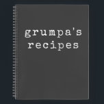 Grumpa | Funny Grumpy Grandpa Schwarz-weißes Rezep Notizblock<br><div class="desc">Ein leeres Rezept Tagebuch nur für Grumpa! Personalisiert mit einem Retro-Schriftart in Weiß auf schwarzem Hintergrund. Großes Gag-Geschenk für den grauenhaften Opa.</div>