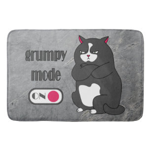 Grumpiger Modus bei lustiger, dicker Katze Badematte