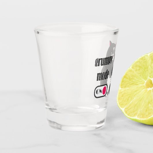 Grumpiger Modus bei lustiger, dicker Katze Schnapsglas (Links)