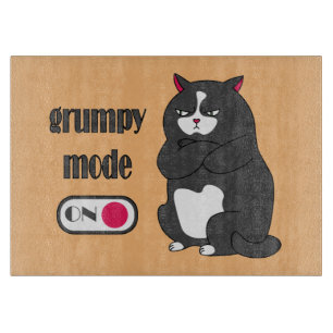 Grumpiger Modus bei lustiger, dicker Katze Schneidebrett