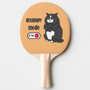 Grumpiger Modus bei lustiger, dicker Katze Tischtennis Schläger