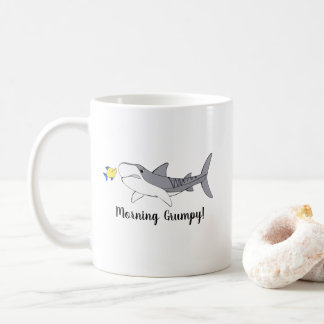 Grumpiger Tigerhai und niedlicher Gelbfisch Kaffeetasse