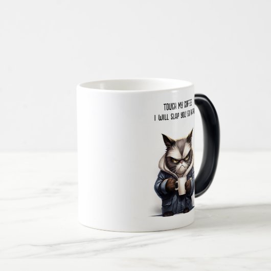 Grumpische Katze mit Tasse Kaffee (VorderseiteRechts)
