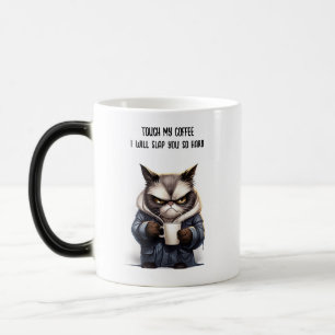 Grumpische Katze mit Tasse Kaffee