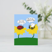 Grumpy Bee und Smitten Ladybug Postkarte (Stehend Vorderseite)