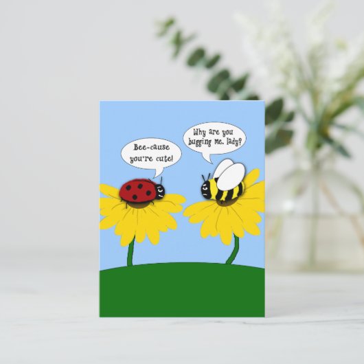 Grumpy Bee und Smitten Ladybug Postkarte (Stehend Vorderseite)
