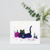 Grumpy Black Cat mit einem Schädel Postkarte (Stehend Vorderseite)