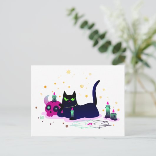 Grumpy Black Cat mit einem Schädel Postkarte (Stehend Vorderseite)