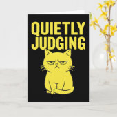 Grumpy Cat Attitude – Quietly Judging Funny Cat Karte (Gelbe Blume)