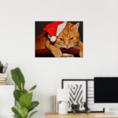 Grumpy Cat in einem roten Weihnachtsmann-Hut Poste Poster (Heimbüro)