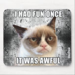 Grumpy Cat™ Mousepad - Ich hatte einmal Spaß.<br><div class="desc">Dieses originale Grumpy Cat™ Mousepad enthält das Grumpy Cat Meme mit dem Text "Ich hatte einmal Spaß. Es war schrecklich."</div>