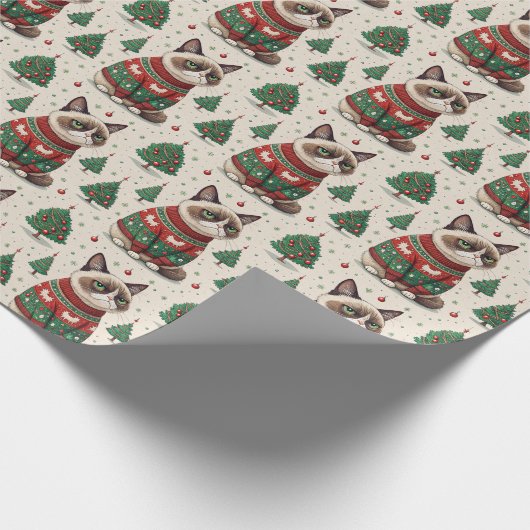 Grumpy Christmas Cat in Ugly Sweater Geschenkpapier (Ecke)