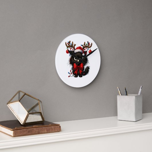 Grumpy Christmas Cat with Santa Hat and Antlers Runde Wanduhr (Büro)